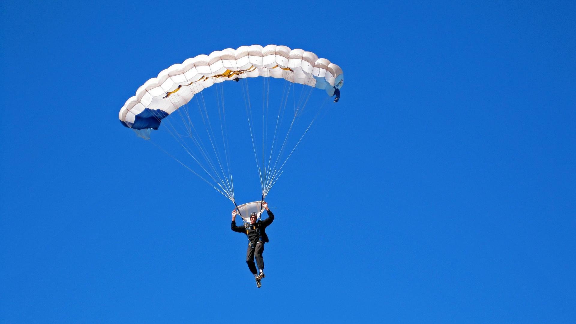 德国男子110米栏选手在预赛中表现出色，晋级半决赛，德国百米运动员